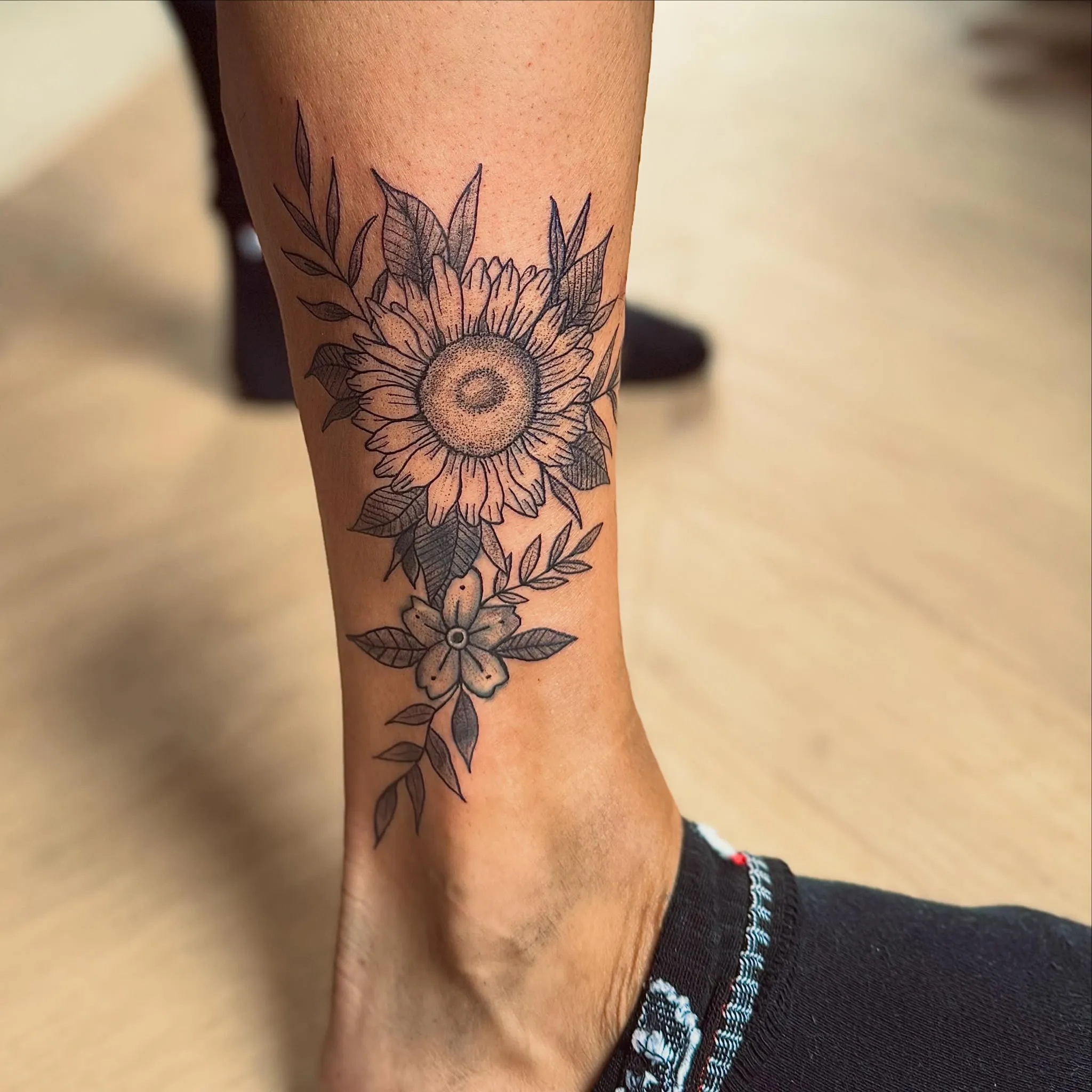 Floral zonnebloem tattoo op het onderbeen